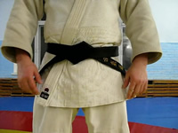 How to tie a belt?